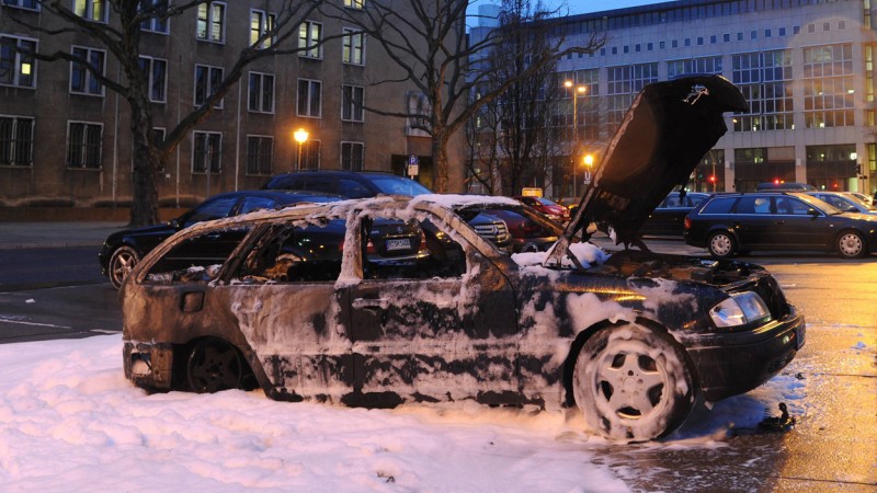 Direkt vor zwei Polizei-Zentralen wurde eine C-Klasse in Brand gesteckt