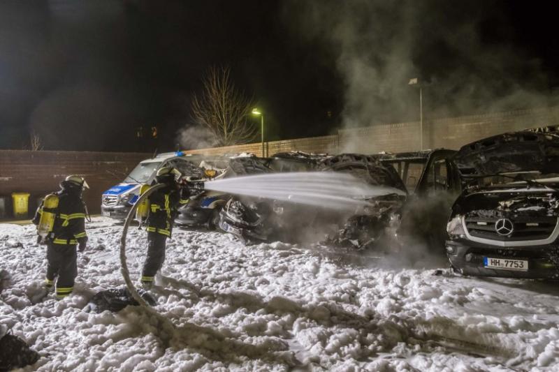 In der Nacht zu Montag brannten sechs Einsatzwagen der Polizei Hamburg aus Foto: Michael Arning / HA