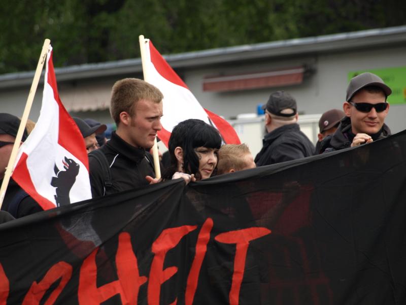 Michele Kurth (links) und Michael Machner (rechts) bei Naziaufmarsch „Wahrheit macht frei“ am 14.05.2011 in Berlin-Kreuzberg