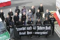 Quabeck im Block der „Freien Nationalisten Rhein-Main“-Aufmarsch im bayerischen Wunsiedel 2004. Mit Fahne rechts Uwe Quabeck.