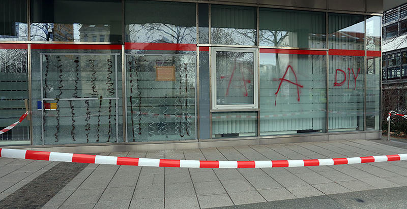 Parallel dazu wurde am Technischen Rathaus eine Scheibe eingeschlagen.