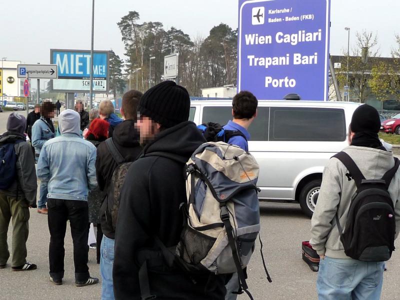 13.04.2010 Baden-Baden, Deportation-Airpark-Blockade block