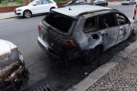 Ein Taxifahrer sah die beiden brennenden Autos an der Liesenstraße, alarmierte die Feuerwehr (Foto: spreepicture)