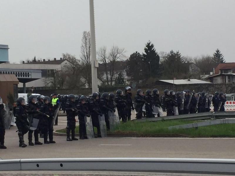 Laut der Polizeistelle in Freiburg, Baden-Würtemberg, kam es zu einer spontanen Demonstration. 