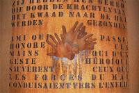 Inschrift des Denkmals »Drei Hände« am Bahnhof von Boortmerbeek.