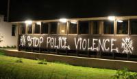 Aussenwand des brasilianischen Konsulats in Amsterdam: "Stop Police Violence"