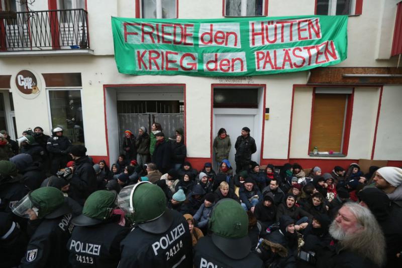 Am 2. Februar 2013 widersetzten sich hunderte Menschen der Zwangsräumung der Familie Gülbol