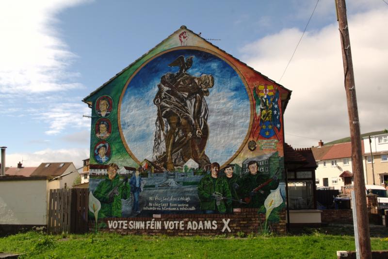 Mural in Ballymurphy für Gerry Adams/Sinn Féin