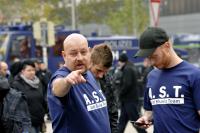 Patrick Illmer (rechts) mit "Anti Sharia Team"-Shirt auf der "HoGeSa"-Demo am 15.11.2014 in Hannover