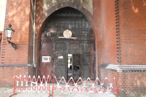 Auf das Heizkraftwerk Charlottenburg schleuderten Unbekannte sogar ein Brandsatz. Das historische Holztor wurde stark beschädigt.  Foto: Steffen Pletl