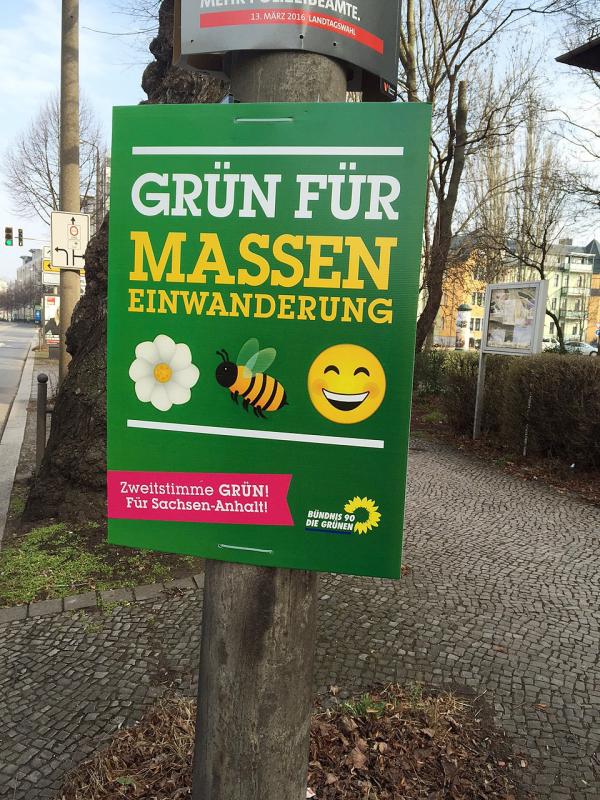 Täuschend echt wirken die falschen Plakate auf den ersten Blick.