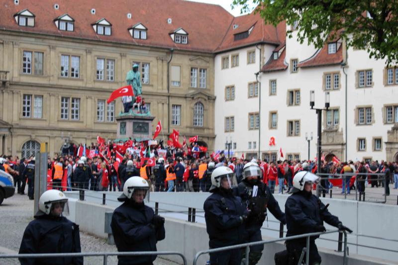 Deutsche Polizisten schützen die Faschisten