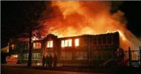 Schulen sind Gefängnisse... und Gefängisse brennen
