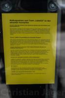 Erklärung von Label 23 im Schuafenster des Doorbreaker in Hohenschönhausen.