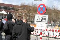 "Künstler "Unterwegs: Andre Zimmer mahlt beim Naziaufmarsch in Duisburg ein Hakenkreuz auf ein Schild (2)