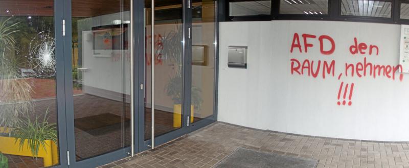 In der Nacht auf Donnerstag haben bislang unbekannte Täter die Tür des Bürgerhauses in Buchenau beschädigt und dort eine politische Botschaft hinterlassen. (Foto: Valentin)