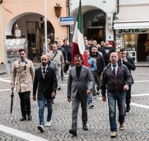 La "marcia" dei consiglieri e dei militanti di CasaPound a Bolzano 32.05.2016