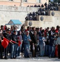 PAME/KNE beschützen das Parlament in Athen