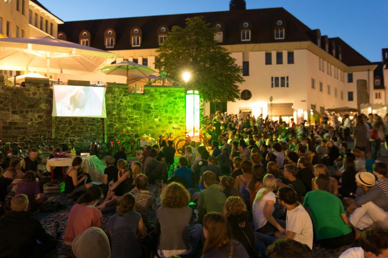 Antira-Freiluftkino auf dem Augustinerplatz