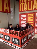 Senator Raffaele Volpi gibt dem faschistischen Sender Radio Bandiera Nera ein Interview