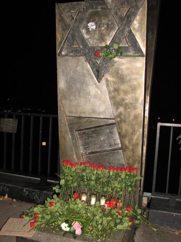 Auf der Abschlusskundgebung am Mahnmal auf der Putzlitzbrücke wurden Rosen niedergelegt.