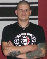 Ex-FAPler Sascha Trautenberger posiert mit „Crew 38“-Shirt
