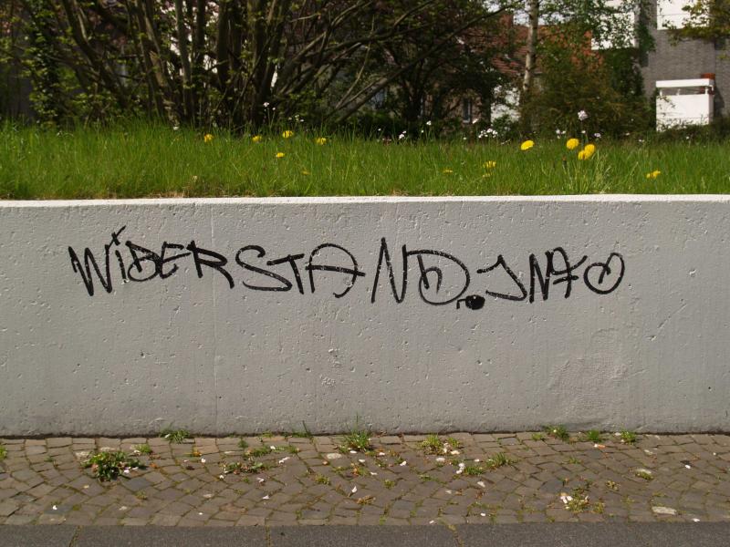 Bochum - Ehrenfeld: Nazisprayerei"Widerstand.info"(Foto Azzoncao)