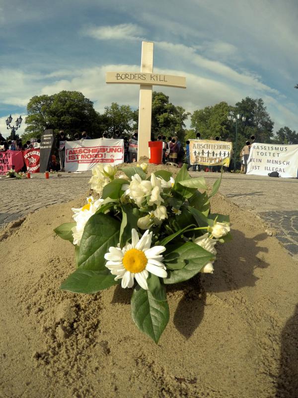 Verwendung mit freundlicher Genehmigung von “Regina – Ravende Europäer gegen Intoleranz und Nationalismus”, Foto der Aktion am 23.06.2015 im Magdeburger Herrenkrug