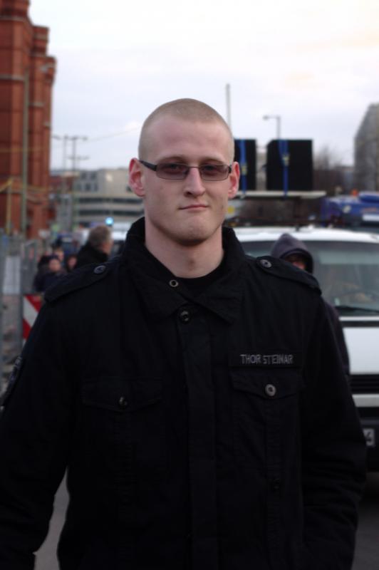 Nazi auf der Demonstration des AK Vorratsdatenspeicherung am 29.12.2011 in Berlin