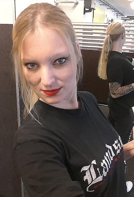 Ina Groll aka Kitty Blair (NPD Duisburg) mit T-Shirt der Nazi-Band Landser