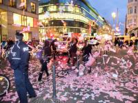 Etwa 10000 Flugzettel wurden vor dem Eingang des dbb forums in dem die Kriegskonferenz stattfand hinterlassen