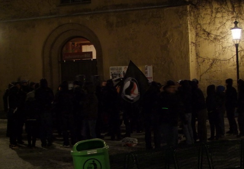 Die Demonstranten der Antifa begannen und beendeten ihre Kundgebung am BÜZ. | MT-Foto