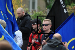 Steiner 2013 am 1. Mai 2015 in Saalfeld mit Fahne der Europäischen Aktion