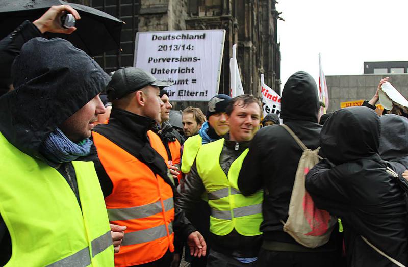 Auseinandersetzung bei Demo der „besorgten Eltern“ 5