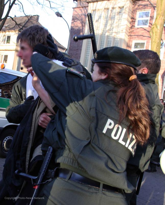 Demonstrant ist bewegungsunfähig - der hintere Bulle holt zum Schlag aus