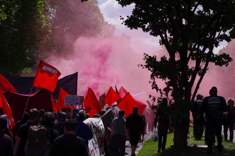 ... wird die Deutsche Bank mit Farbe und Eiern eingedeckt