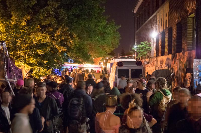 KTS-Vorplatz nach Ankunft der Tanz-Demonstration