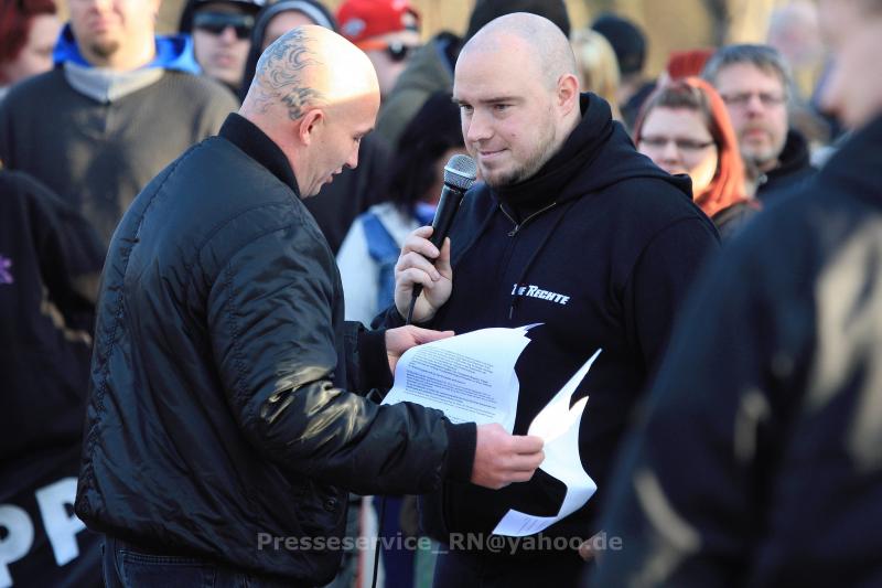 Ingo Zimmermann (Mitte mit Mikro, Vorsitzender Die Rechte Jerichower Land / Magdeburg) als "Dirigent" während eines Aufmarsches von "Burg gegen Asylmissbrauch" am 19.12.2015 in Burg (bei Magdeburg). (Foto: Presseservice Rathenow)