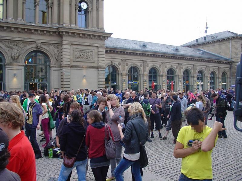 Der Mainzer Bahnhofsvorplatz füllt sich langsam.