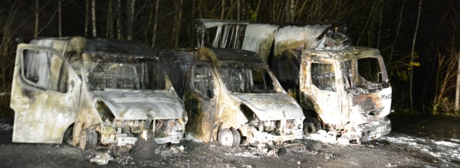 Drei Lastwagen wurden bei dem Brandanschlag zerstört.