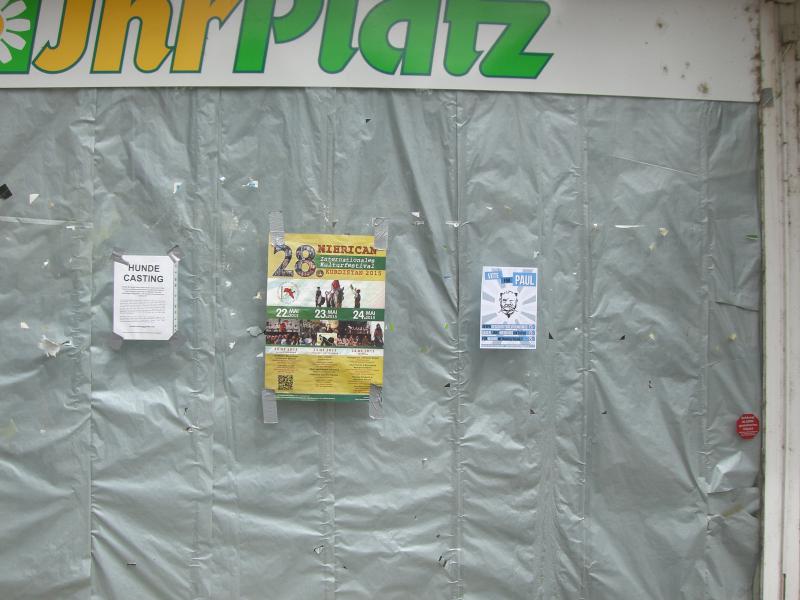 Der ehemalige IhrPlatz (übrigens großartig, das ihr das Plakat für das kurdische Kulturfest hängen gelassen habt)