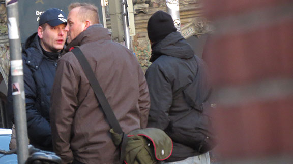 Nazis beim Prozessauftakt an der Domsheide, von links nach rechts: Mirco Unger (Bremen), Andreas Ritzmann (Schwanewede) mit Crumpler-Fototasche, Andreas Hackmann (Bremen)