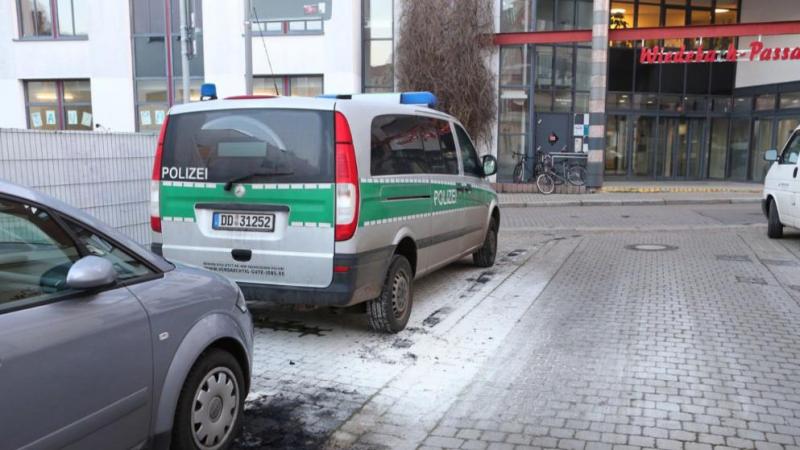 Dort wo in der Nacht noch der abgefackelte Wagen parkte, stellte die Polizei am Freitagmorgen bereits einen neuen Streifenwagen hin Foto: Silvio Bürger