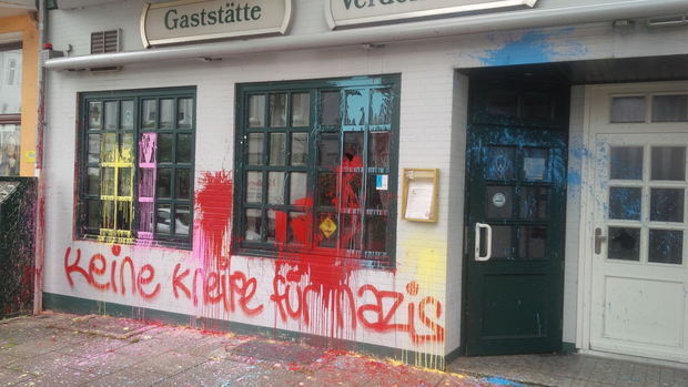 Unbekannte haben Farbflaschen an die Kneipenfassade geworfen. Weil sie dazu den Schriftzug "Keine Kneipe für Nazis" hinterließen, ist auch der Staatsschutz an den Ermittlungen beteiligt. (Thorsten Waterkamp)