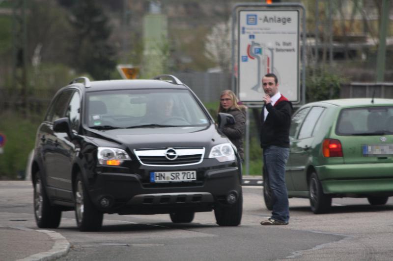 Im Auto Siegfried Gärttner, zu Fuß Isabel Zentarra und Daniel Reiß am Schleusungspunkt für den NPD-Stammtisch Kirchheim am Neckar 19.4.2013