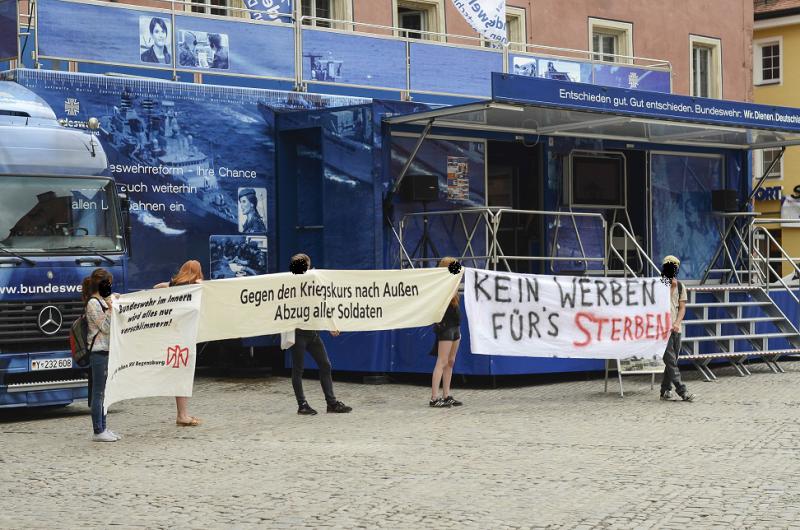 Antimilitarist_innen besetzen Bundeswehrwerbetruck 10