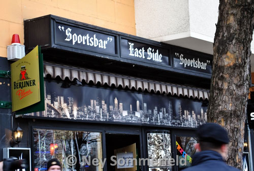 ...zur East Side Sportsbar, in der Greifswalder Straße. - Beliebter Treffpunkt für rechtes BFC-Klientel.