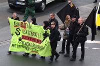 2010_05_01 Sebastian Schmitt (vorne rechts am Transpi) in Schweinfurt 