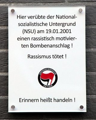 Tafel zum Gedenken an den neonazistischen Anschlag in der Probsteigasse