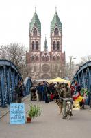 21.02.2004, Aktionstag mit veganem Brunch auf der blauen Brücke sowie Musik, Umsonstladen und Infoständen auf dem Platz der Alten Synagoge.